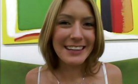 Chick gets on her knees and starts to suck