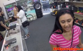 Amateur beauty pawns pussy for extra cash pov