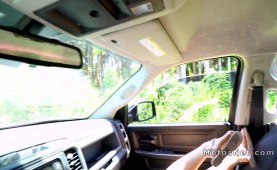 les hillbilly sharing slung in car