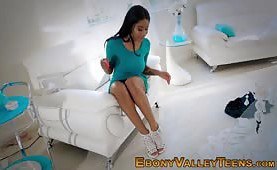 Ebony slut takes facial