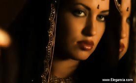 Bollywood Babe Shows Off her Body