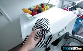 My french MILF stepmom gave me an unforgettable handjob