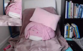 Nerdy Mom With Hairy Pussy Plays Live